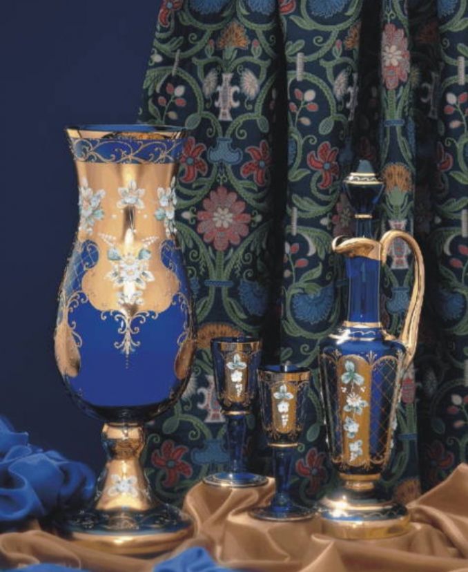 Arabų estetikai pritaikyti stiklo dirbiniai, ištapyti aukso spalvos arabeskomis