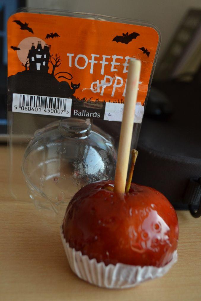 Kai kur dar išlikusi tradicija Helovino proga gaminti karamelizuotus obuolius ant pagaliuko.