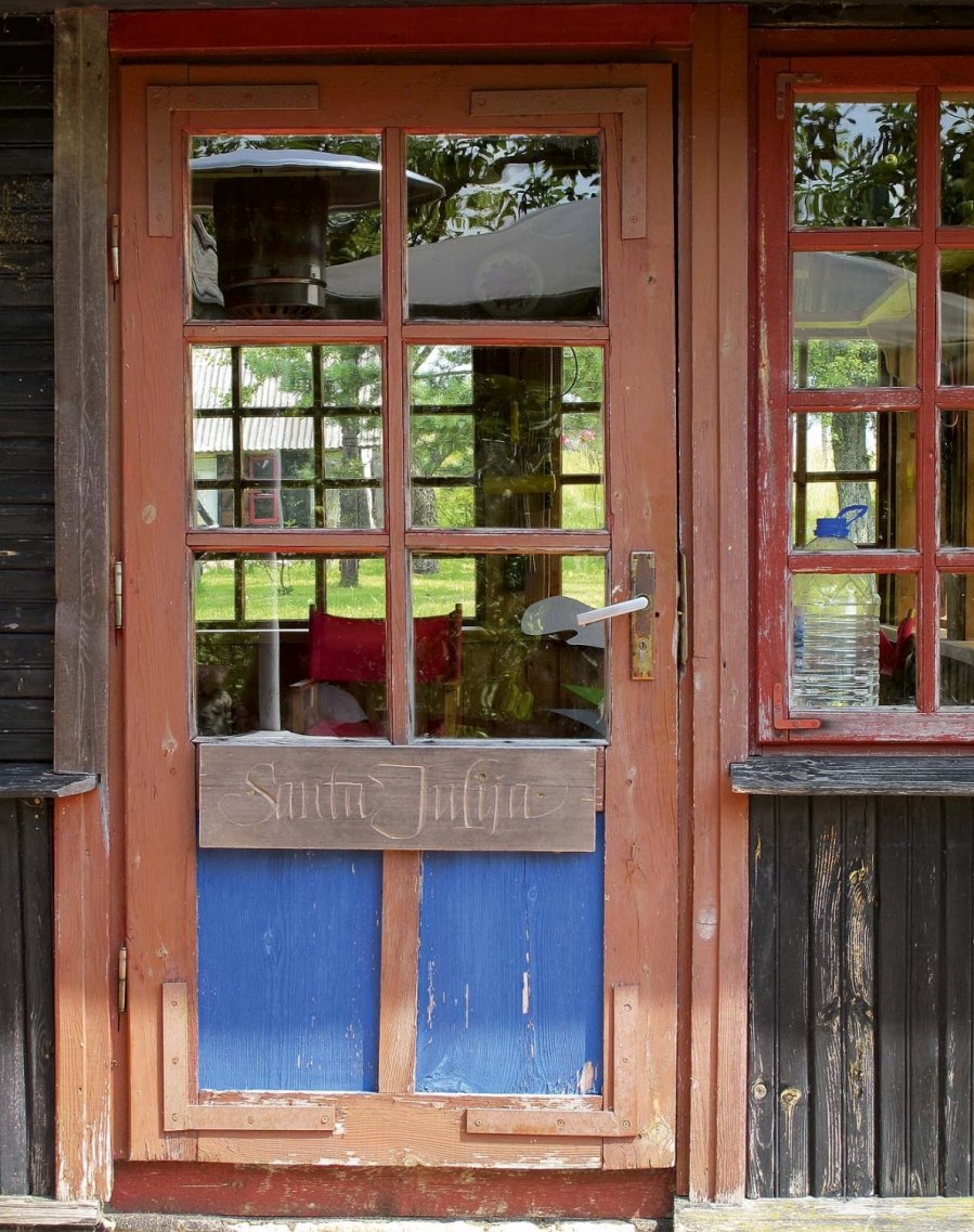 Medinės lentelės su užrašais - ne tik ant laukųjų durų
