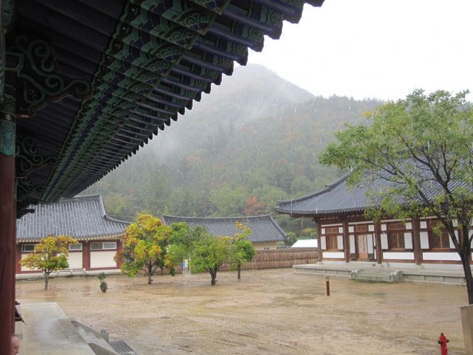 Vienuolynas ir šventykla yra Pietų Korėjos kalnuose.