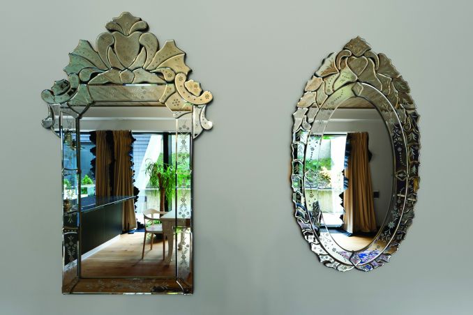 Eklektika užkoduota kiekviename žingsnyje – dvaro prabangą menantys veidrodžiai ant šiuolaikinės betoninės sienos.
