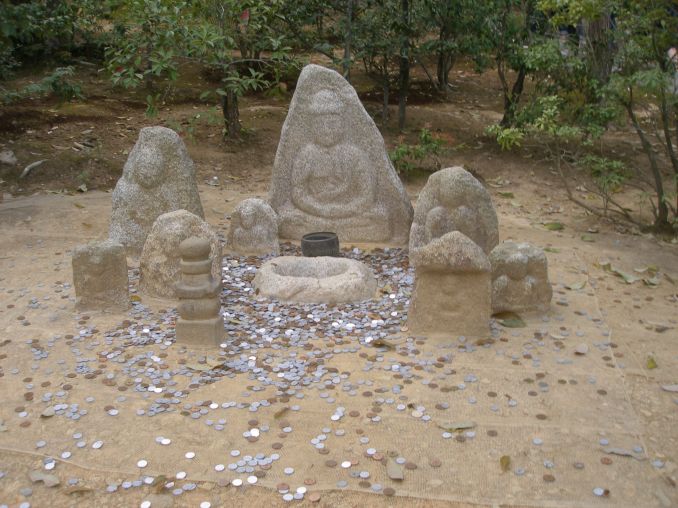 Prie vienos garsiausių Japonijos šventyklų Kinkaku-ji yra Baltosios gyvatės kapas. Į tolokai esančią lėkštelę žmonės stengiasi pataikyti monetą, kad deivė Benzaiten išpildytų norą.